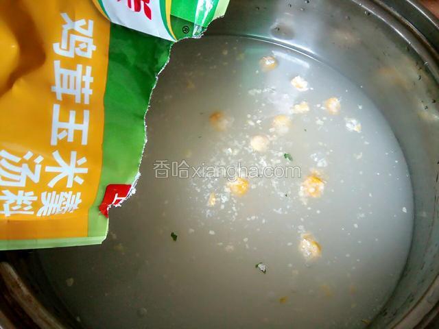 把玉米羹汤料倒入凉清水中。