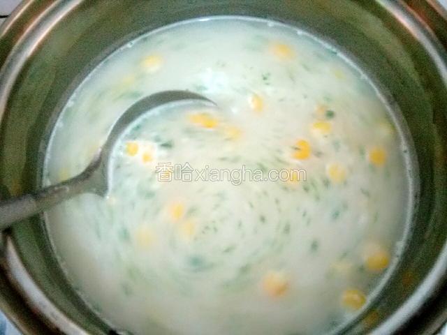 开中火加热，边加热边搅拌，煮至汤滚开。转小火煮3分钟。