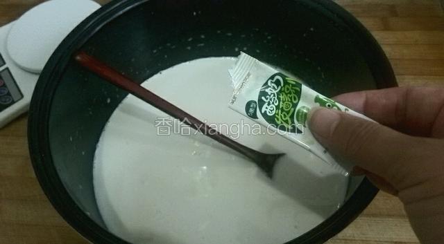 先把奶粉，热水，白糖倒入电饭煲桶，搅拌均匀，晾凉之后倒入酸奶发酵菌，搅拌均匀。