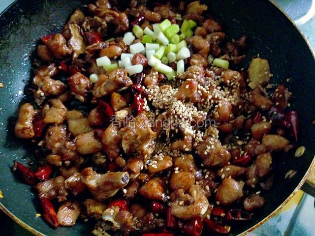 撒孜然粉，花椒粉，鸡精，芝麻，葱白炒匀关火。