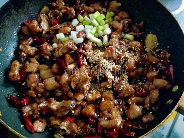 撒孜然粉，花椒粉，鸡精，芝麻，葱白炒匀关火。