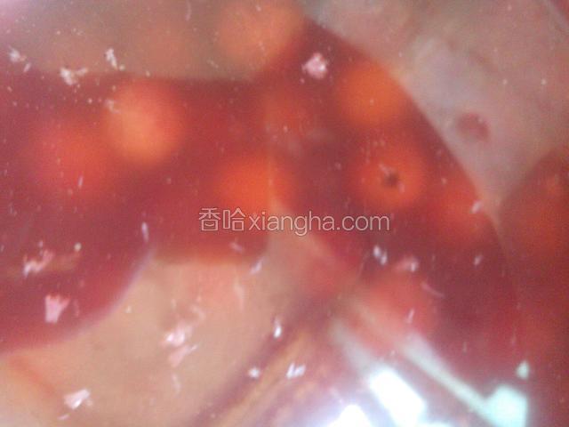 坐锅放七斤水，加糖一斤半，小火熬煮。（我的杨梅很酸，所以水放得多点。）