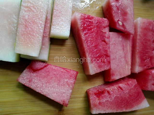 把西瓜用牙签去籽削去皮。