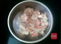 白萝卜排骨汤的做法图解1