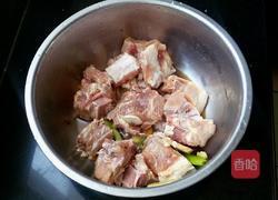 白萝卜排骨汤的做法图解2