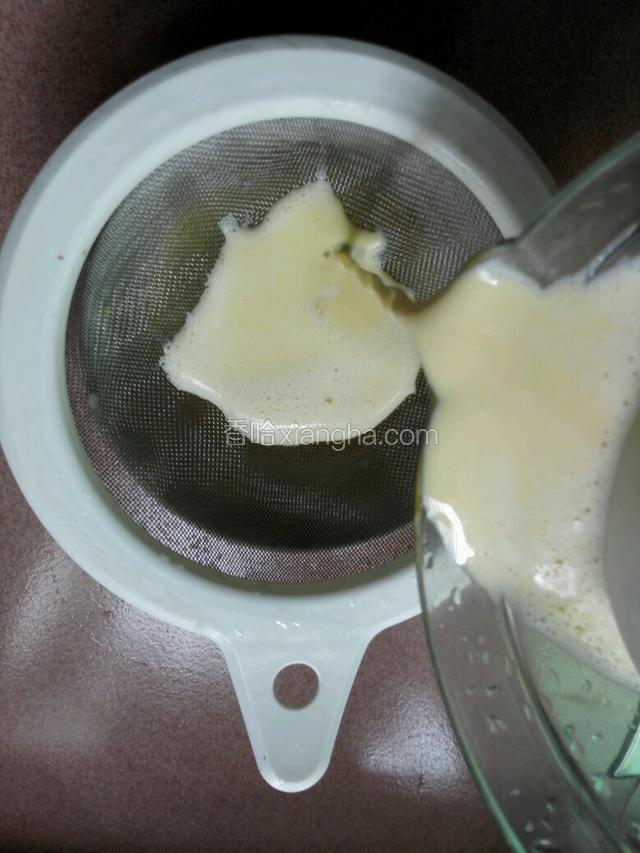 把打好的玉米汁用滤网过滤一遍。