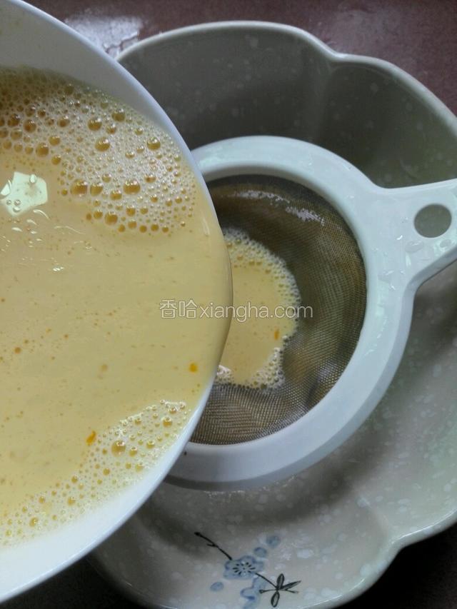 搅拌好后再用滤网过滤一次，使鸡蛋蒸出来更细腻。