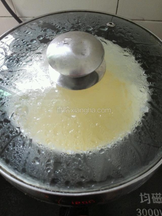 锅里放适量水把鸡蛋羹放锅里隔水蒸8分钟，蒸熟后先不要马上拿出，再焖1分钟。