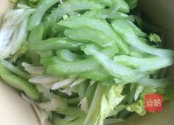 鸡蛋西芹小炒的做法图解2