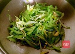 鸡蛋西芹小炒的做法图解6