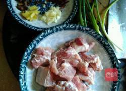 香辣红烧排骨的做法图解1