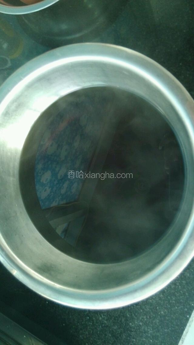 成了，出锅。然后开始第二次煮。可以煮三次。第一次和后两次放在一起，搅拌均匀。