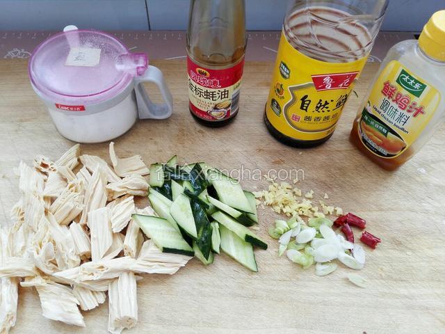 准备食材，调味料备齐，泡发腐竹切块，黄瓜洗净切片，葱姜蒜切末