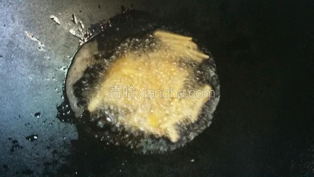 热锅冷油，等油烧成七成了，放入姜丝爆香