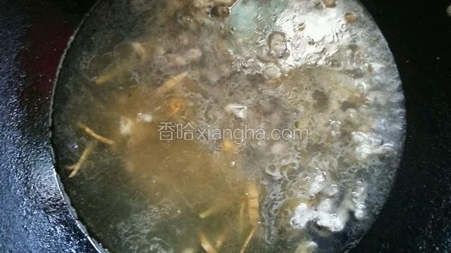 等水烧开后，慢慢的一点一点放入牡蛎