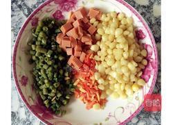 多彩蛋炒饭的做法图解2