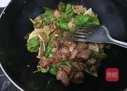 青椒面筋炒肉片的做法图解5