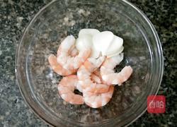 卷心菜炒虾仁的做法图解2