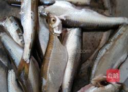 油炸麻辣小鱼的做法图解1