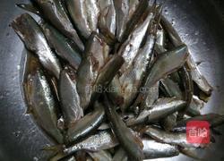 油炸麻辣小鱼的做法图解2