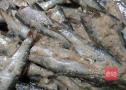 油炸麻辣小鱼的做法图解3