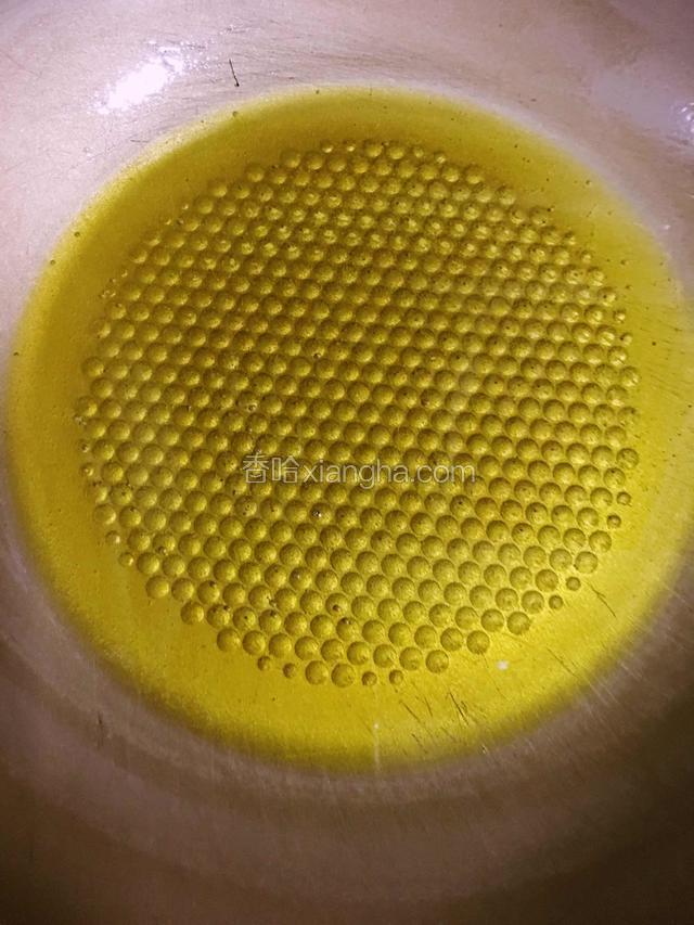 热锅放少许油