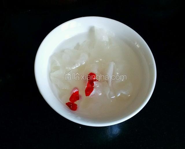 用热水把银耳和枸杞子泡发。