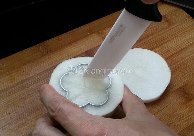 然后按着模具的轮廓把萝卜扣出洞，底部不要扣透，要么蜂蜜会漏出来。