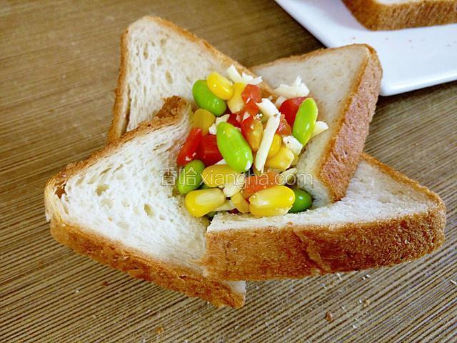 放上杂蔬馅料在中间的凹进入的里面。