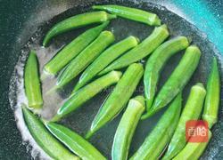 秋葵炒山核桃仁的做法图解1