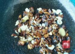 秋葵炒山核桃仁的做法图解4