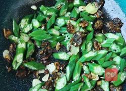 秋葵炒山核桃仁的做法图解5