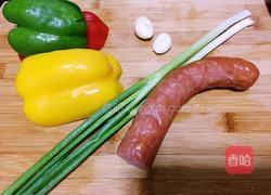 彩椒炒烤肠的做法图解1