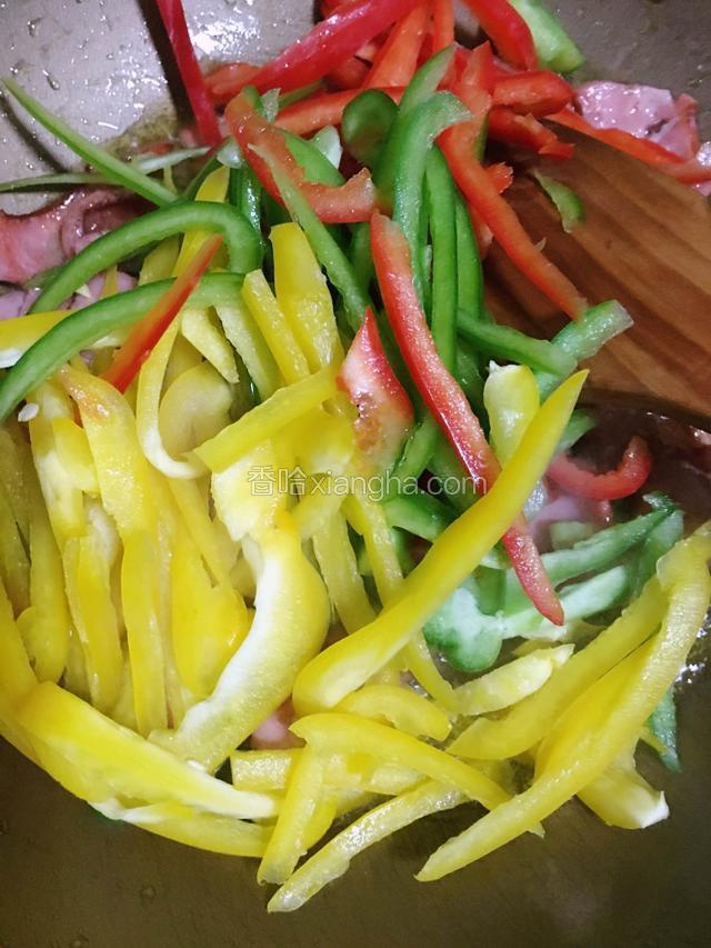 倒入彩椒丝翻炒一会