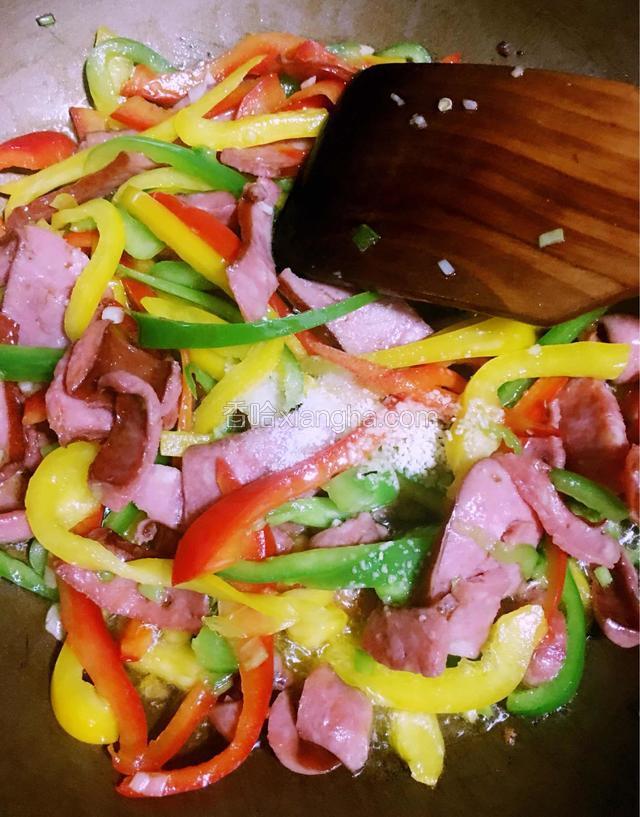 材料断生变软加入盐和鸡精调味起锅