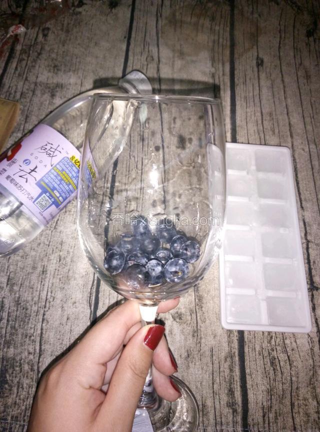 杯里装15个蓝莓