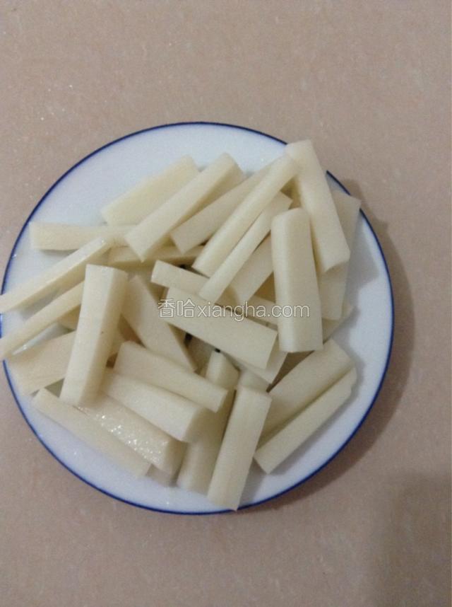 年糕切成条。