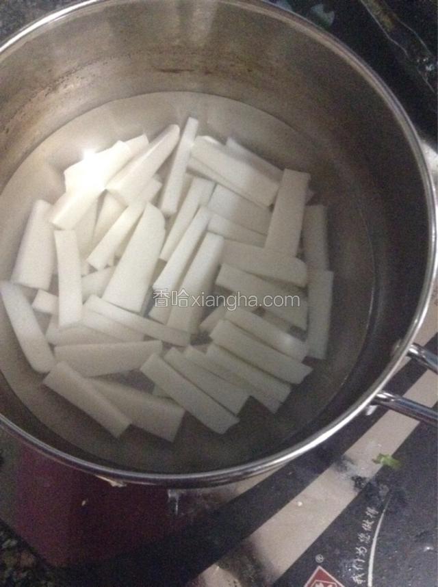 锅中水烧开，下年糕煮三分钟。
