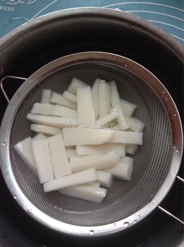 捞出用冷水冲洗干净。