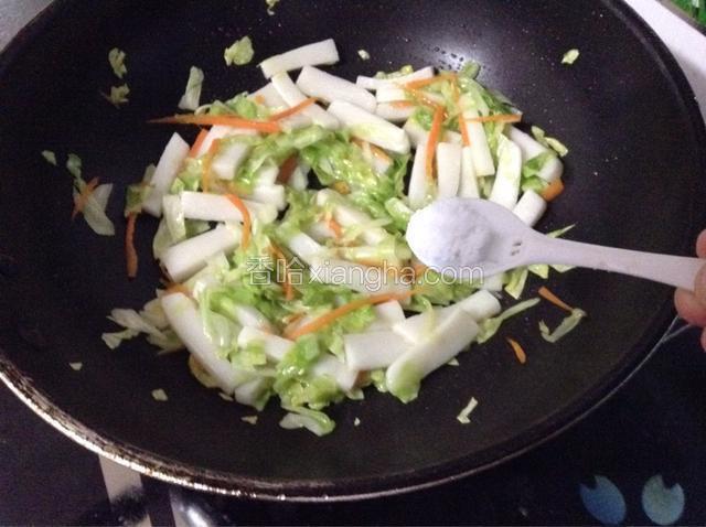 加少许盐和鸡精调味即可出锅。