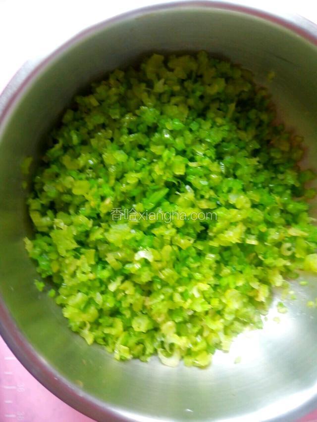 芹菜打水焯后切碎