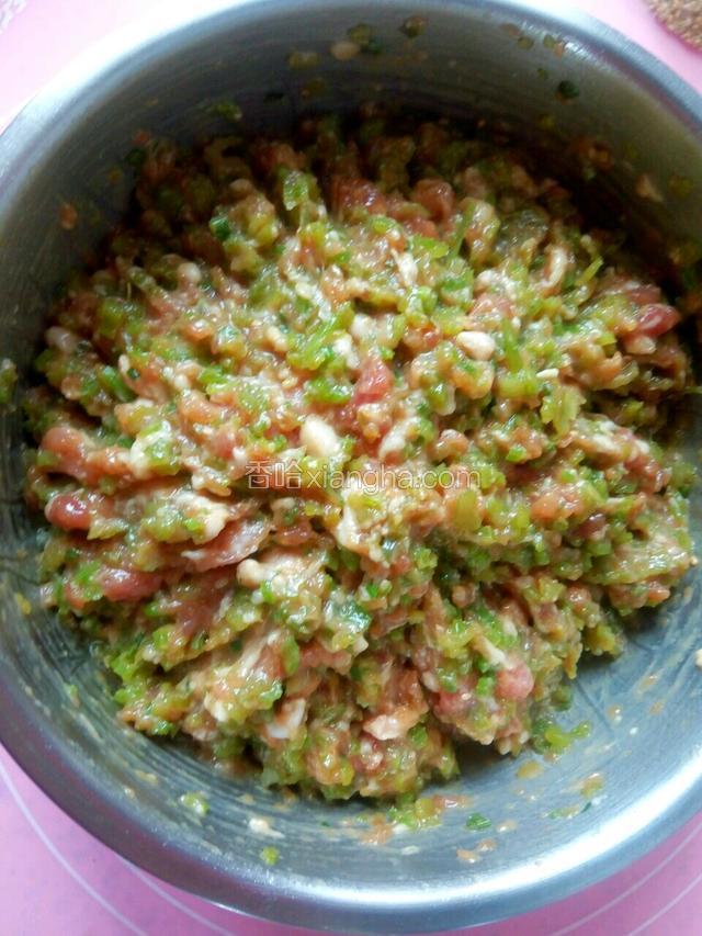 按照一个方向搅肉馅，搅好的肉馅备用