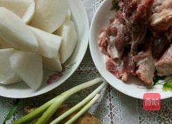 白萝卜煲大骨汤的做法图解1