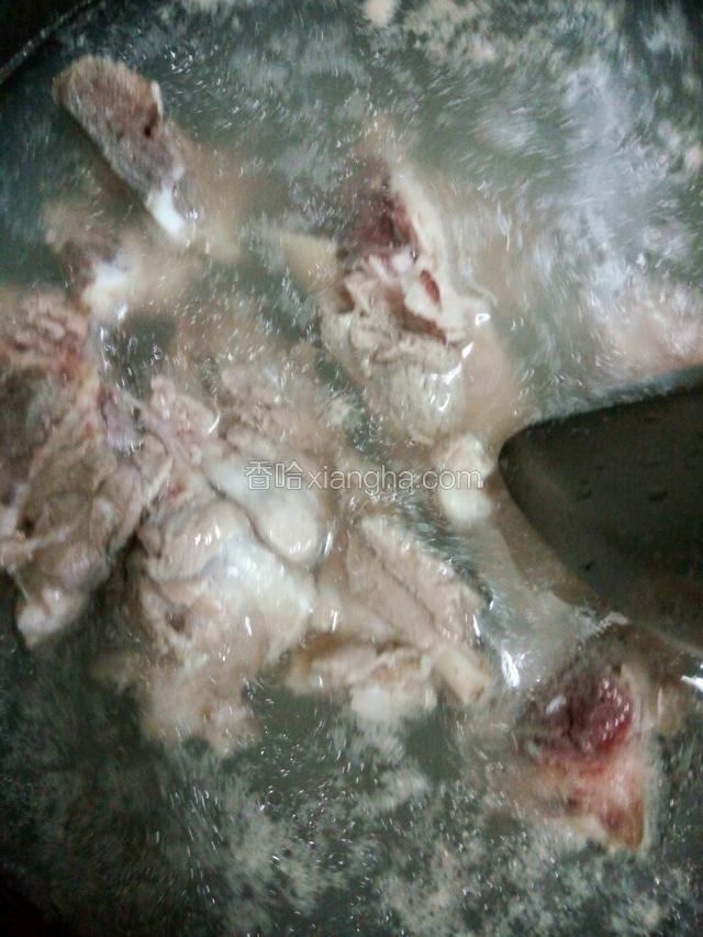 大骨飞水，把血水煮出来。
