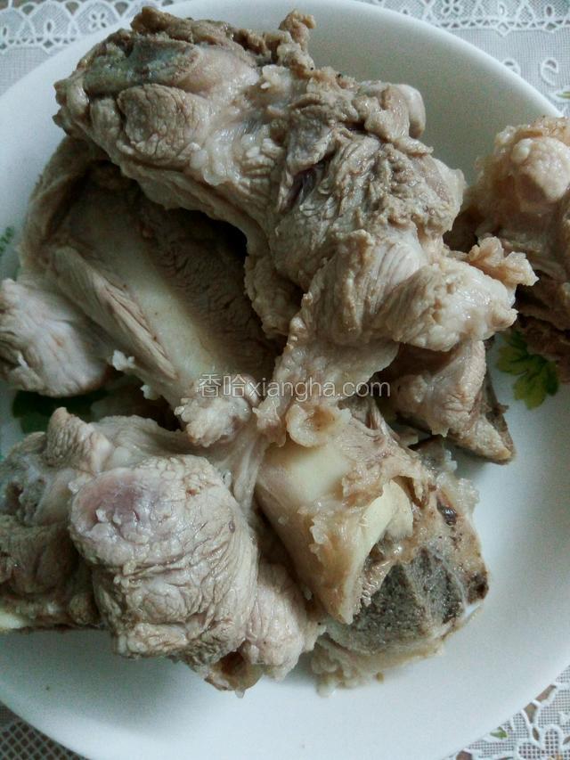 取出大骨，凉水再冲洗一遍，刚才煮大骨的水弃之不要。