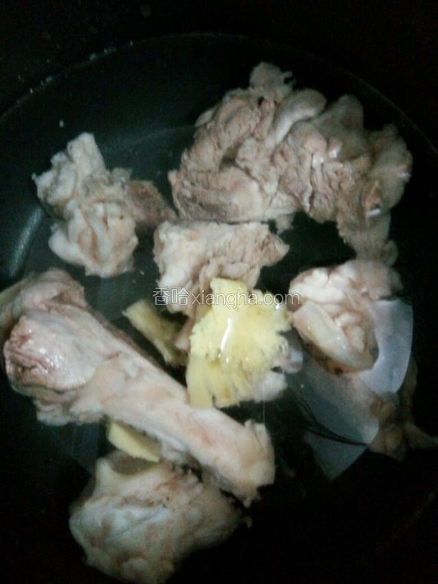 大骨放入电高压锅，加适量凉水，加一块拍破的姜块，开始煲汤，按煲汤键约半小时煲好。
