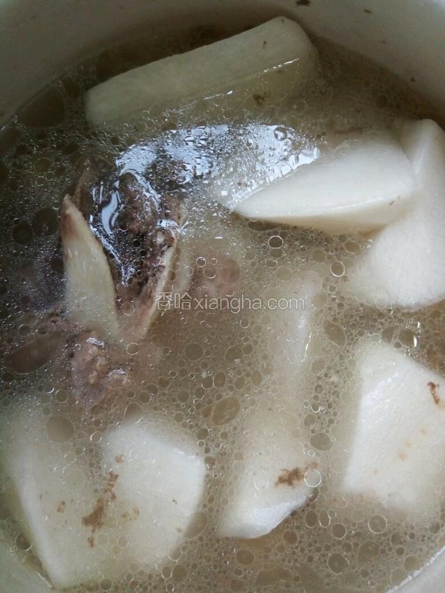 半小时后，把大骨同汤一起倒入砂罐中，加入白萝卜，大火烧开，小火煲十分钟，加少许盐调味就可以了。盛入汤碗后，，加香蒜叶，再舀一勺滚热汤浇在香蒜叶上即可。