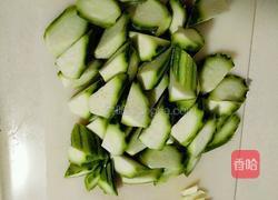 鸡汁蒜香炒丝瓜的做法图解2