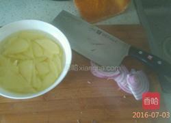 老黄瓜炒土豆片的做法图解2