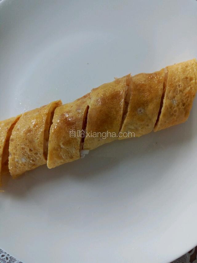 斜刀切蛋卷。再摆盘就可以了，之前炒好的红椒摆中间，周围摆蛋卷。